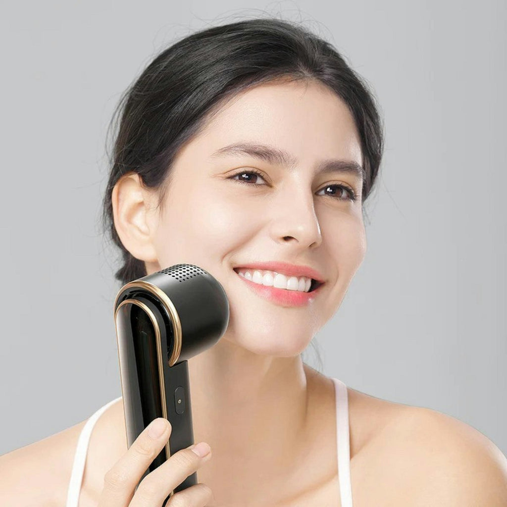 Mujer usando dispositivo de belleza IPL