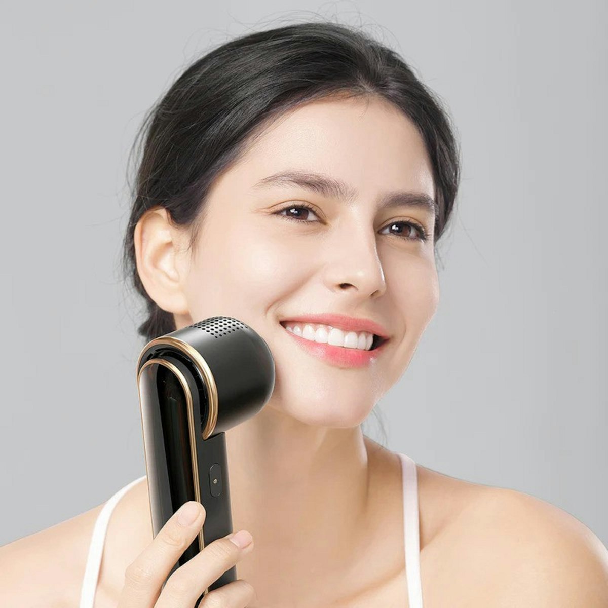 Mujer usando dispositivo de belleza IPL