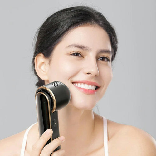 Mujer usando dispositivo de belleza IPL
