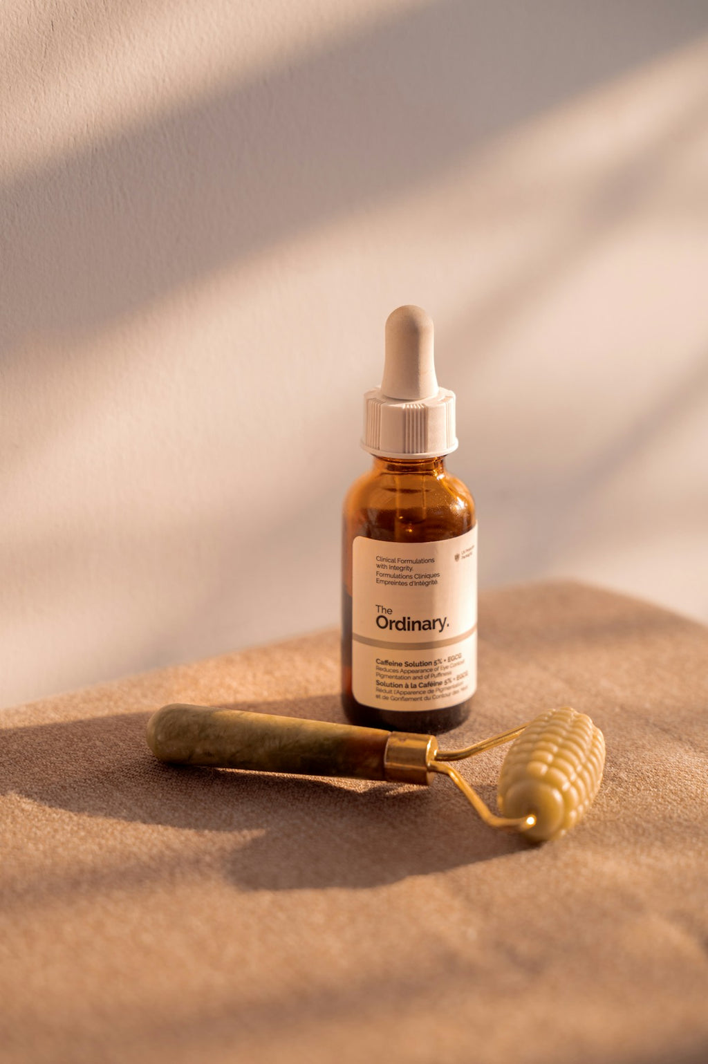 Microcurrent y skincare sobre superficie neutra
