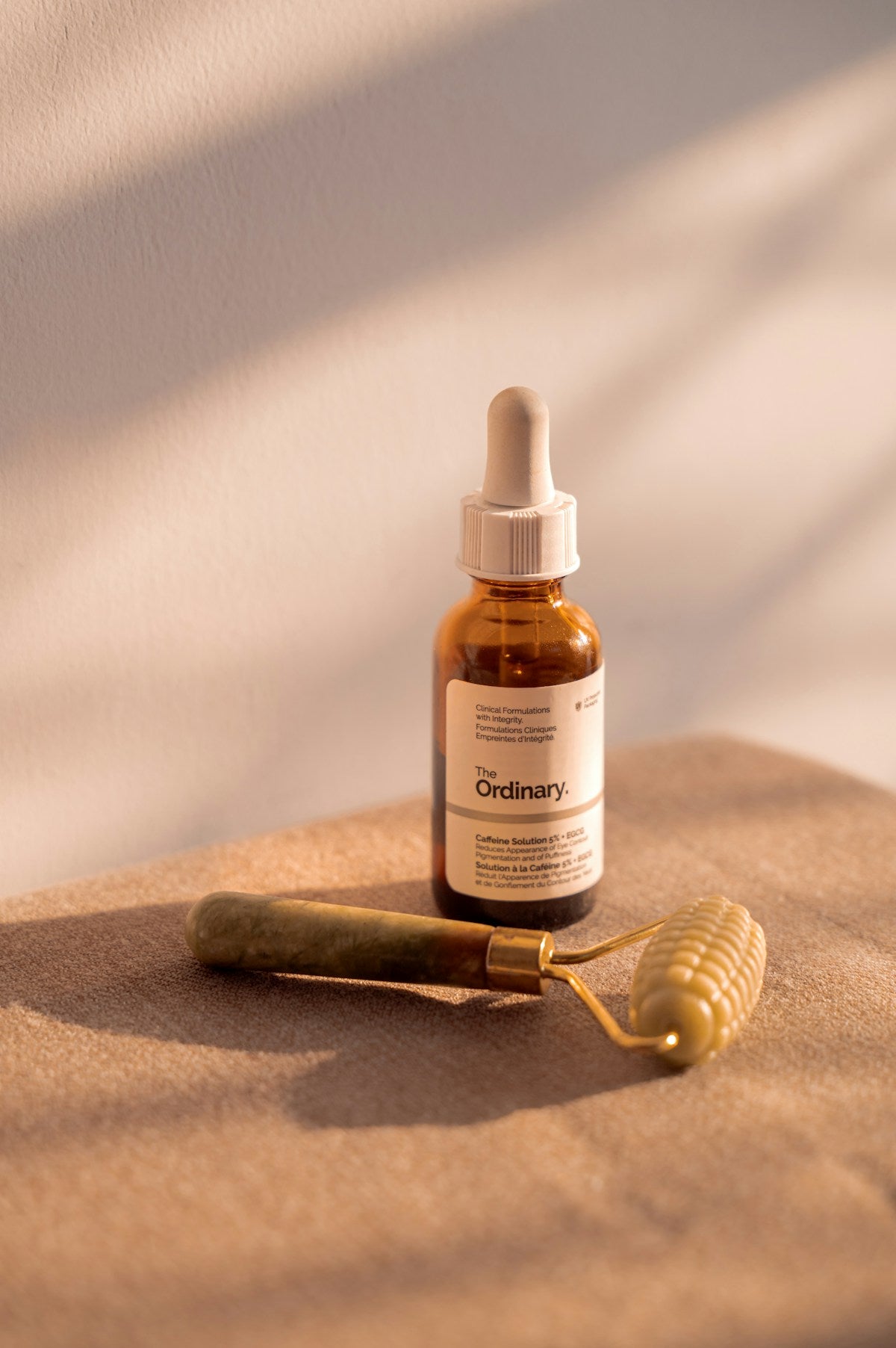 Microcurrent y skincare sobre superficie neutra