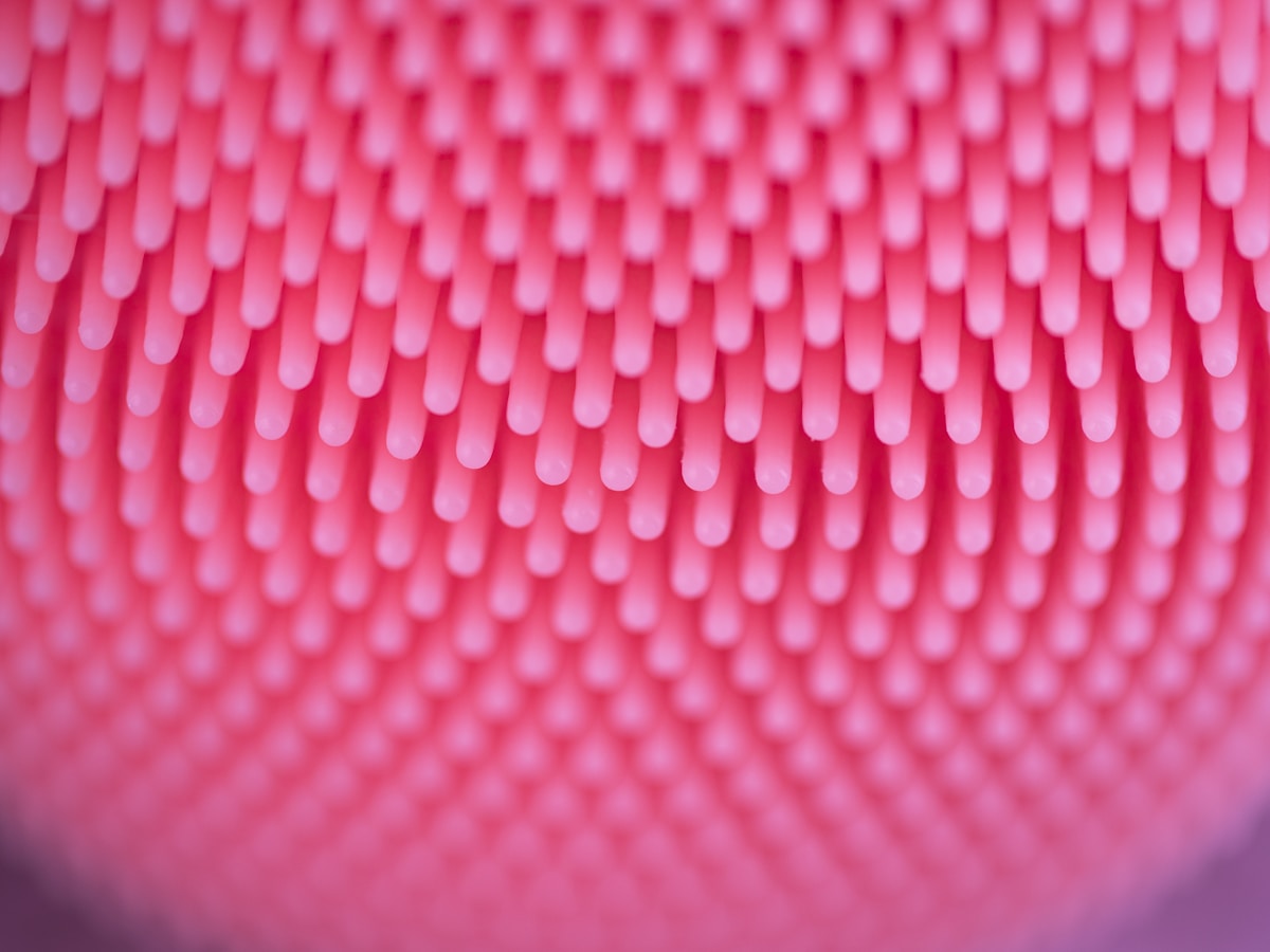 Cepillo sónico de silicón rosa para limpieza facial