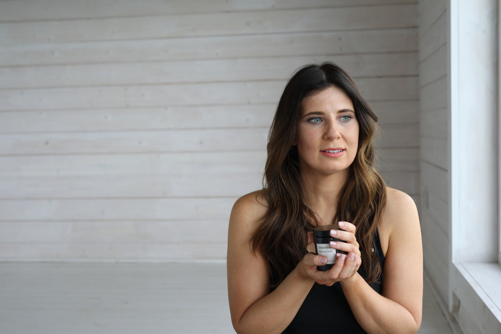 Skincare y herramienta facial con mujer aplicando